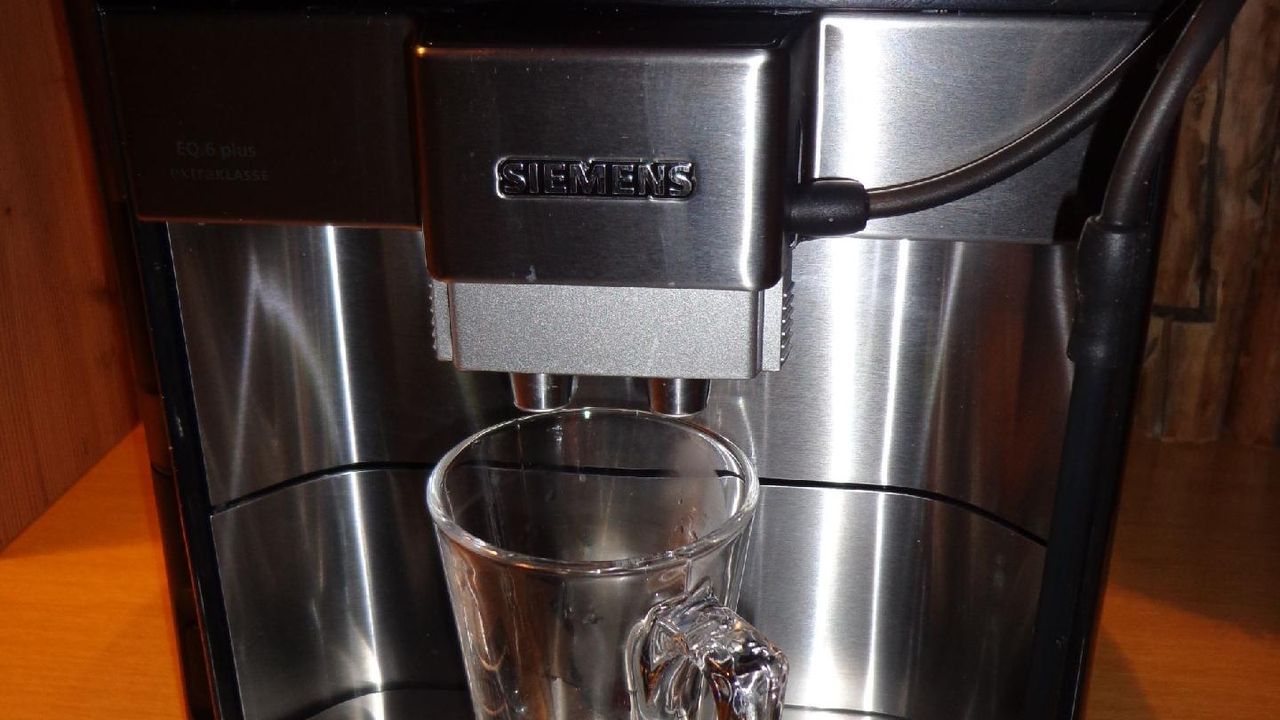 Kaffeemaschine im Frühstücksraum Kaffeemaschine im Frühstücksraum